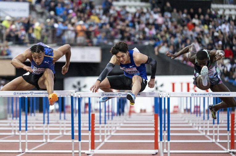 ゴールデンリーグのローザンヌ大会、110mハードルで実力者を抑え優勝した泉谷駿介（中央）。世界陸上でもメダルの期待がかかる ／ photograph by EPA=JIJI PRESS