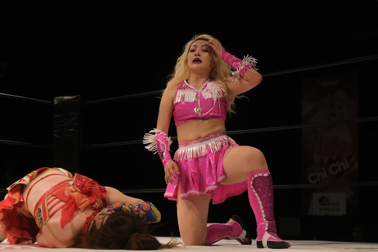 “闘うバービー人形”の急成長…見た目は派手でも練習熱心、Chi Chiをベテラン選手も絶賛「いきなり髪の毛掴んできたからね（笑）」(56)