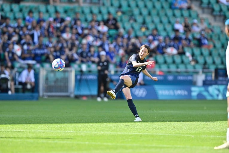 ナイジェリア戦、北川ひかるのFK弾のち長谷川らと大喜び（全6枚中の3枚目） ©Takuya Nakachi/JMPA