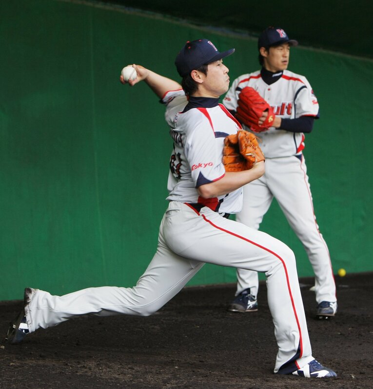 ヤクルトのブルペンで投げ込む正田（2012年）。中継ぎ陣を支えた山本哲哉（奥）は今季、共に投手コーチとしてタッグを組んでいる　©JIJI PRESS