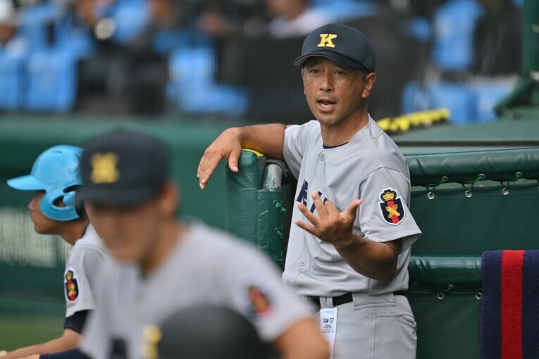 ベンチの選手たちとコミュニケーションを取る森林監督　©Hideki Sugiyama