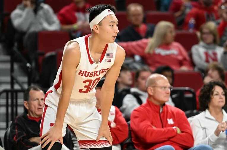 NCAA1部のネブラスカ大でプレーする富永啓生（21歳）。SGとしては小柄な188cmだが、特異なシュート技術に磨きをかけてNBA入りを目指す ／ photograph by USA TODAY Sports/Reuters/AFLO