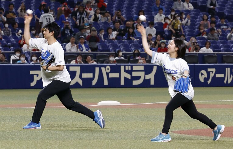 バンテリンドームで始球式を行ったりくりゅう　©KYODO