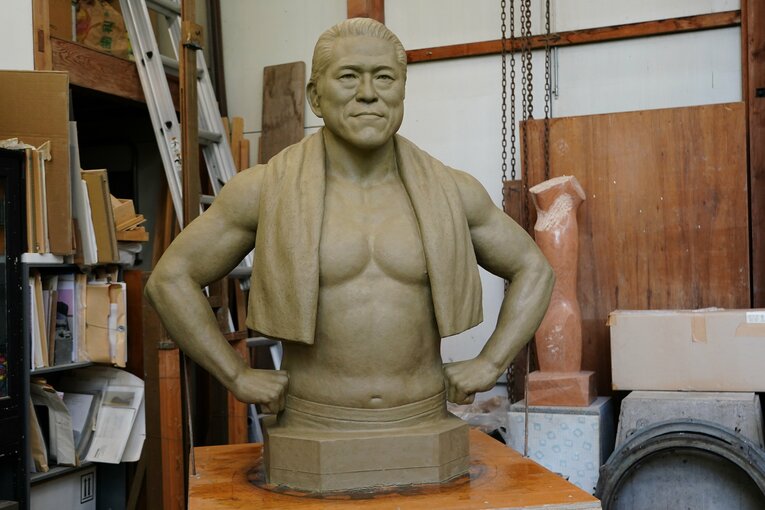 完成した粘土の猪木像の原型