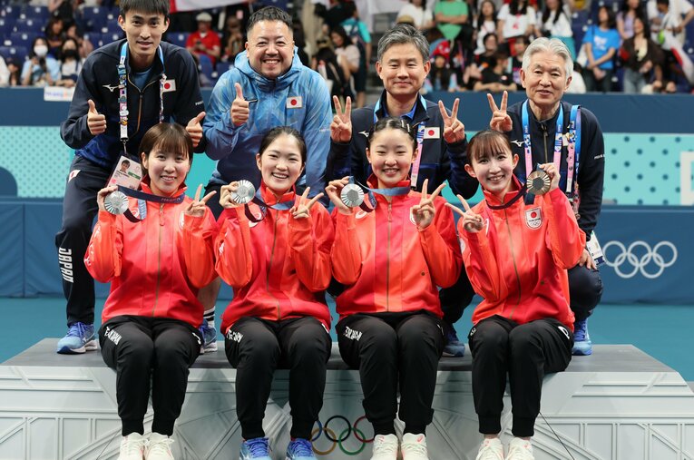 パリ五輪女子卓球、団体日本チームの面々。次のパリ五輪のメンバーは果たしてどのような陣容になるだろうか ／ photograph by Kaoru Watanabe/JMPA
