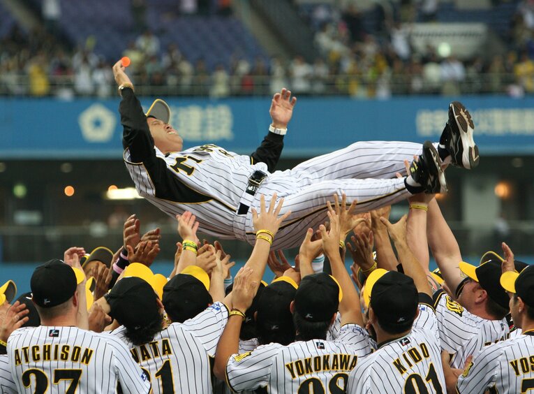 退任する岡田彰布監督を胴上げする阪神の選手たち　©JIJI PRESS