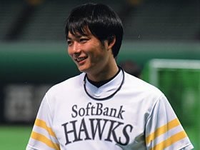 27歳の新人王・攝津正は51年ぶりの記録を目指す。～ソフトバンクの苦労