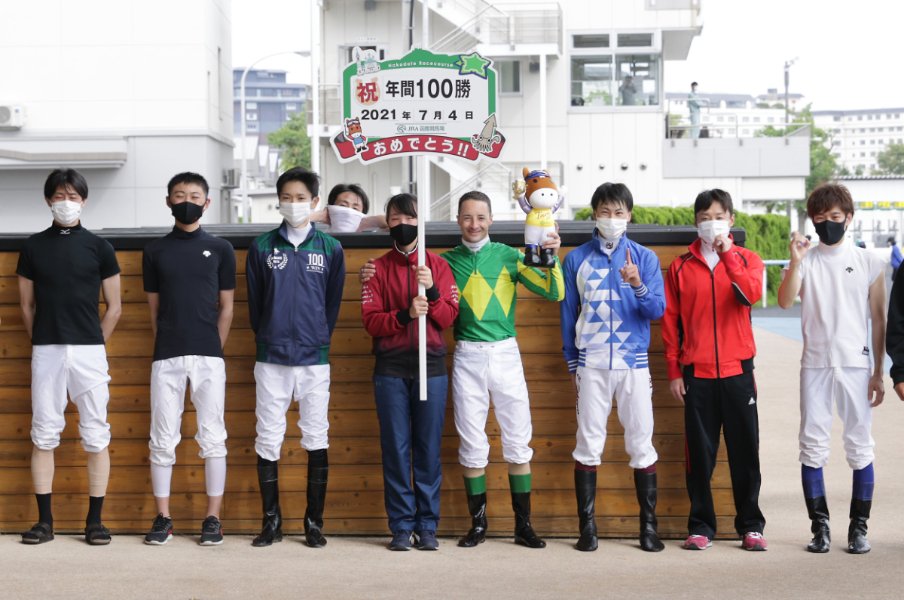 自己最速“年間100勝”到達のルメールが上半期をプレイバック! グランアレグリアは「あんな手応えでも伸びるんだ!?」<Number Web> photograph by Sankei Shinbun