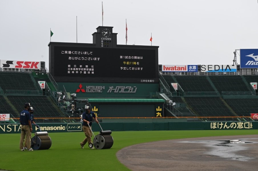 「手作業に勝るものはない」雨続きの甲子園で注目される《阪神園芸》の職人に聞いた、芝もトンボも“ミリの世界”とは?<Number Web> photograph by Sankei Shimbun