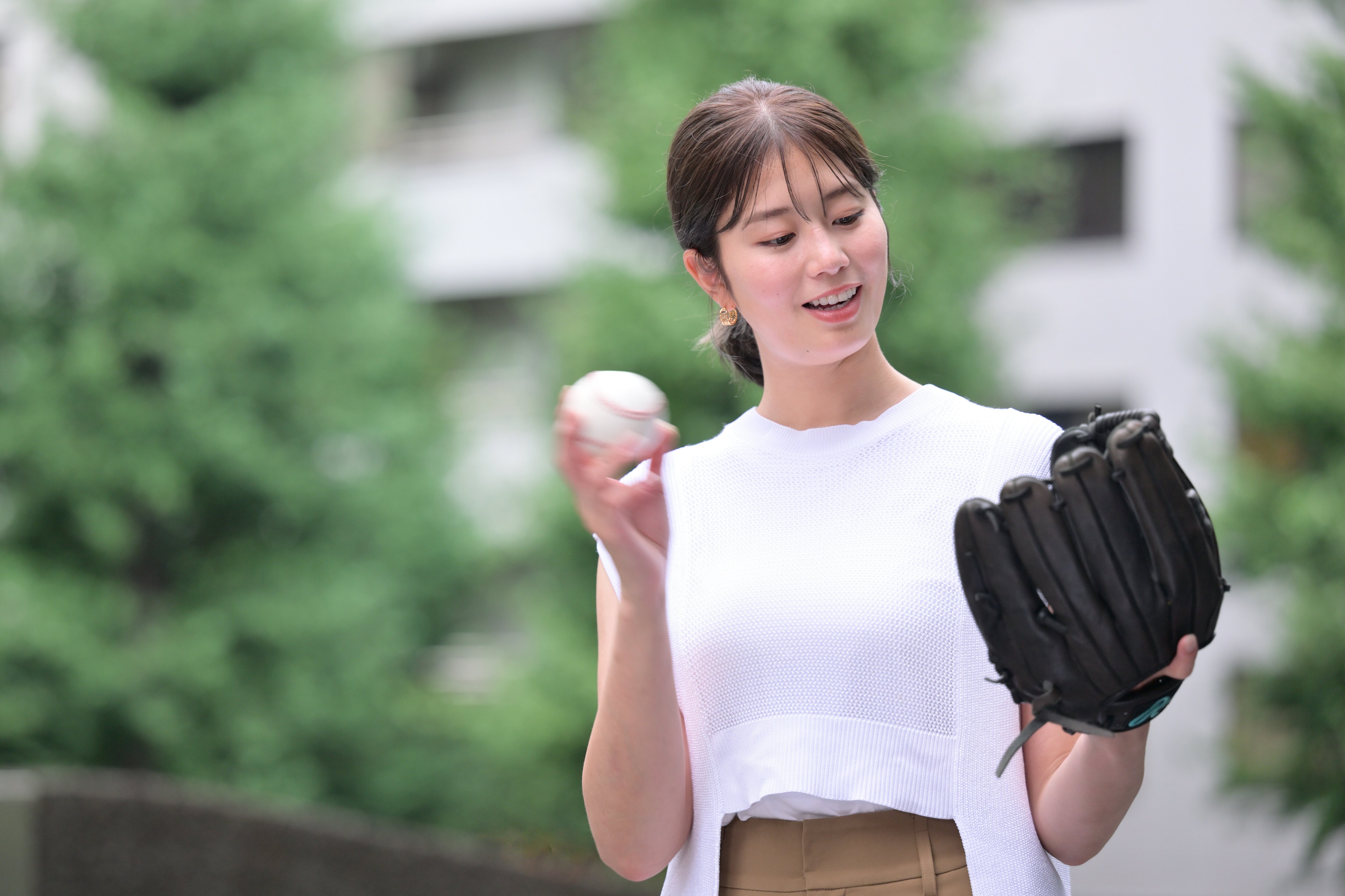 元日に中畑清とおせちを 稲村亜美26歳に聞いてわかった 球界obから愛される 理由 どうせ稲村亜美だしな くらいの感じで素を Number Web 美しい投球フォームと 神スイング を武器に ｄメニューニュース Nttドコモ