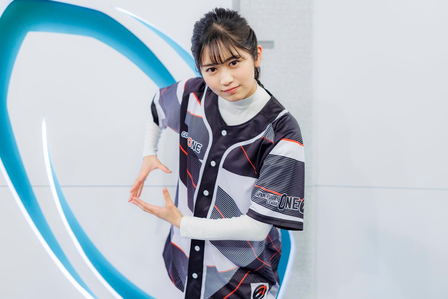 経験者とあって、パスのフォームも様になっている　©Kiichi Matsumoto