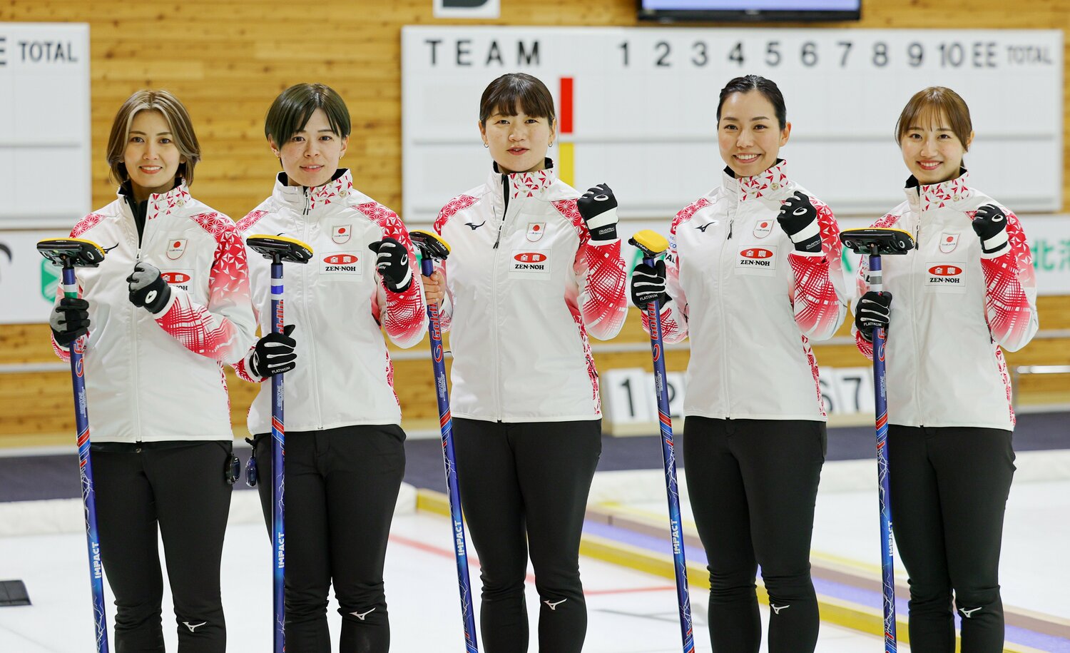 左から吉村紗也香、小野寺佳歩、小谷優奈 、近江谷杏菜、小林未奈 ©JIJI PRESS