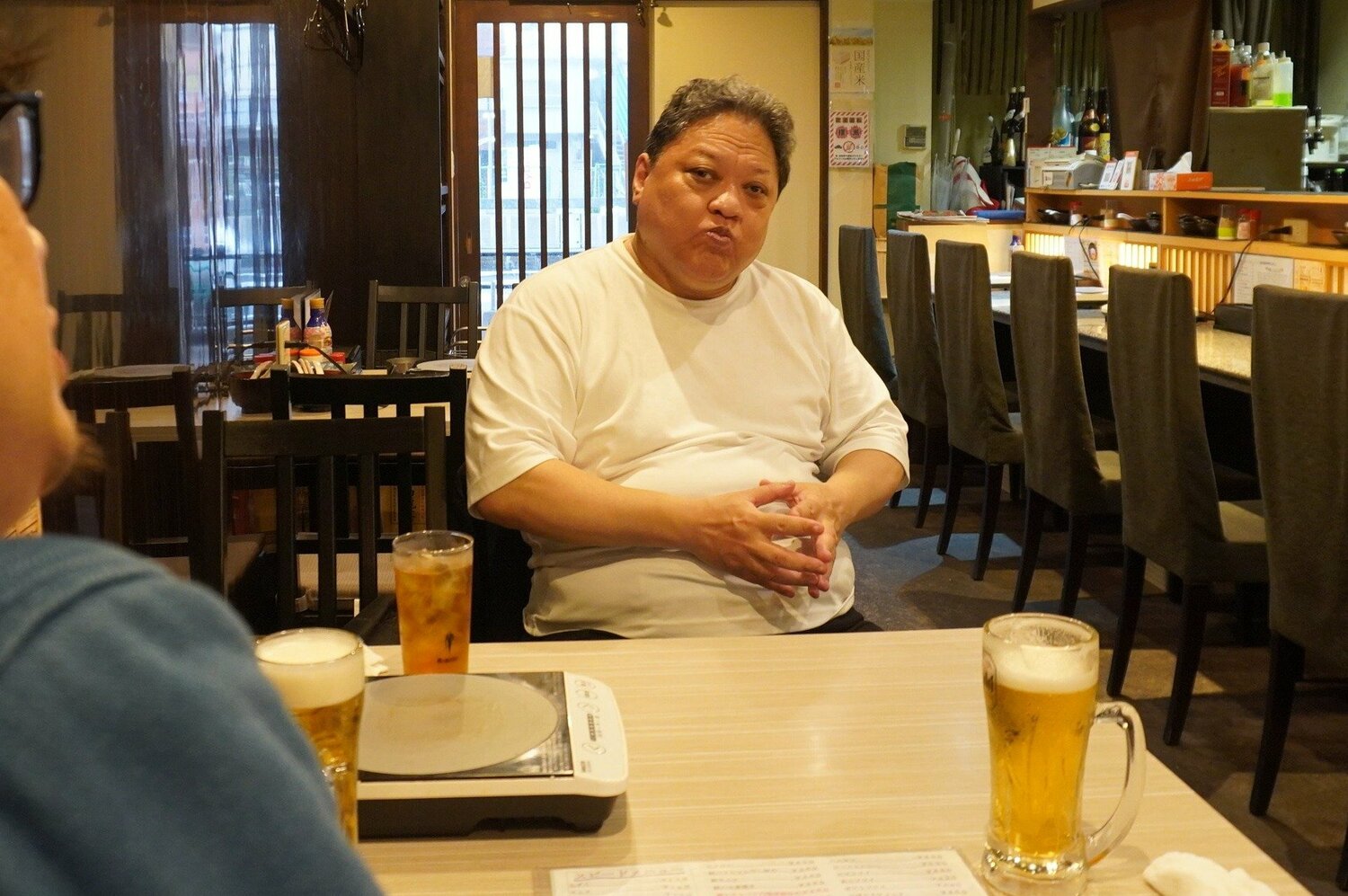 取材後、記者にビールを勧めながらも自身はウーロン茶を注文