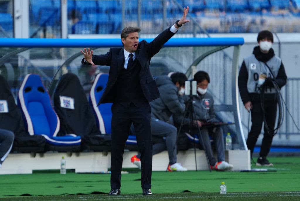 テクニカルエリアで指示を送るリカルド・ロドリゲス監督　©Getty Images