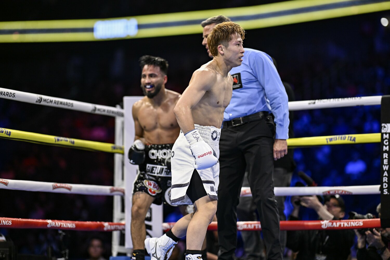 井上尚弥の猛攻を受けながらも、笑みを浮かべていたカルデナス（後方）　©︎Hiroaki Finito Yamaguchi