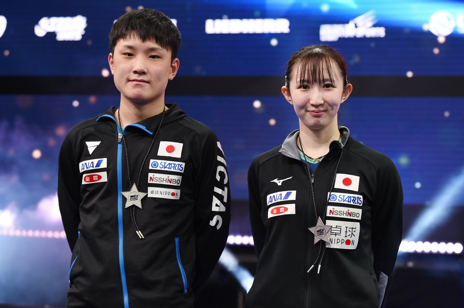 世界選手権・混合ダブルスで獲得した早田と張本。2人が並ぶと、早田の小顔ぶりが際立つ