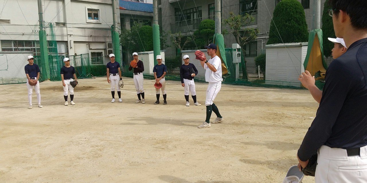 野球部を指導する小宅監督／学校提供