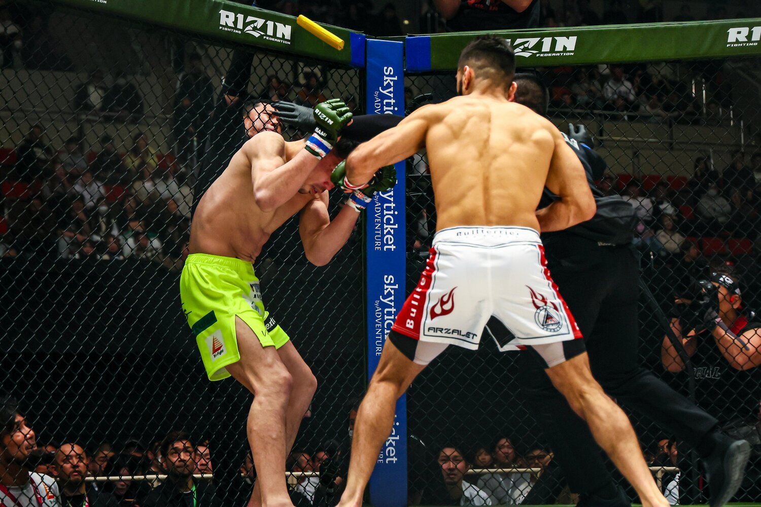 立ち上がった中村に連打を打ち込み、1分43秒のTKO決着となった　©RIZIN FF Susumu Nagao