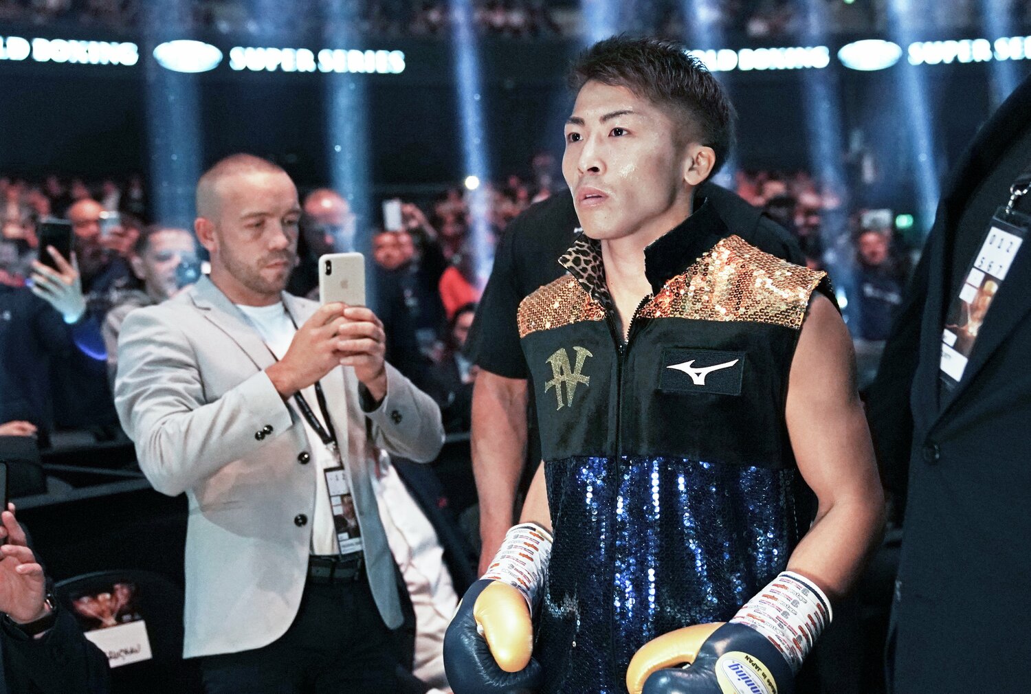 2019年5月18日、グラスゴーで行われたWBSS準決勝。井上尚弥の写真を撮るTJ・ドヘニー　©Naoki Fukuda