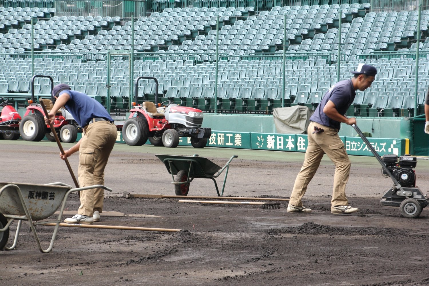 バッターボックス付近を整備