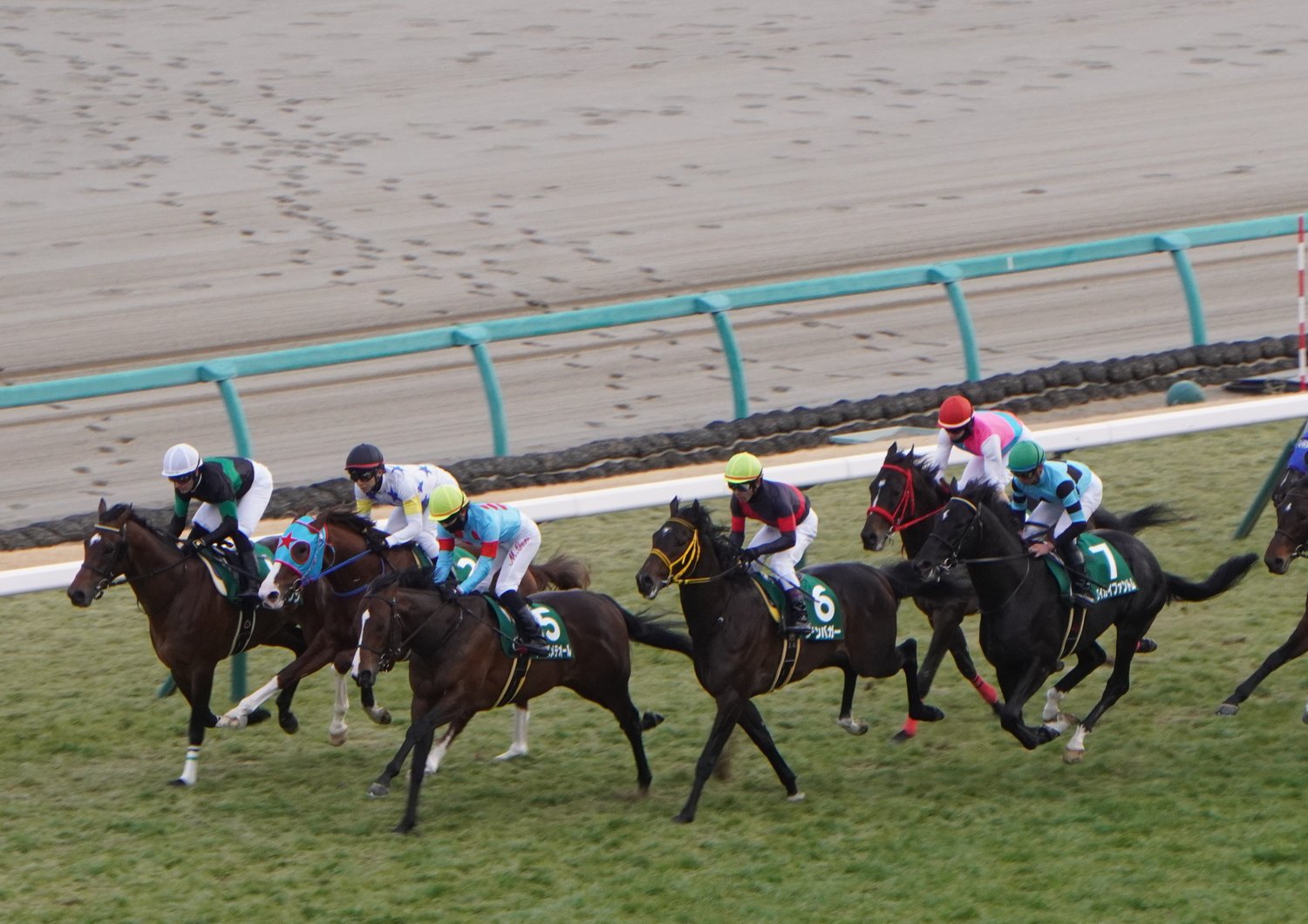 序盤はタイムトゥヘヴン（左・白帽）が逃げる形に