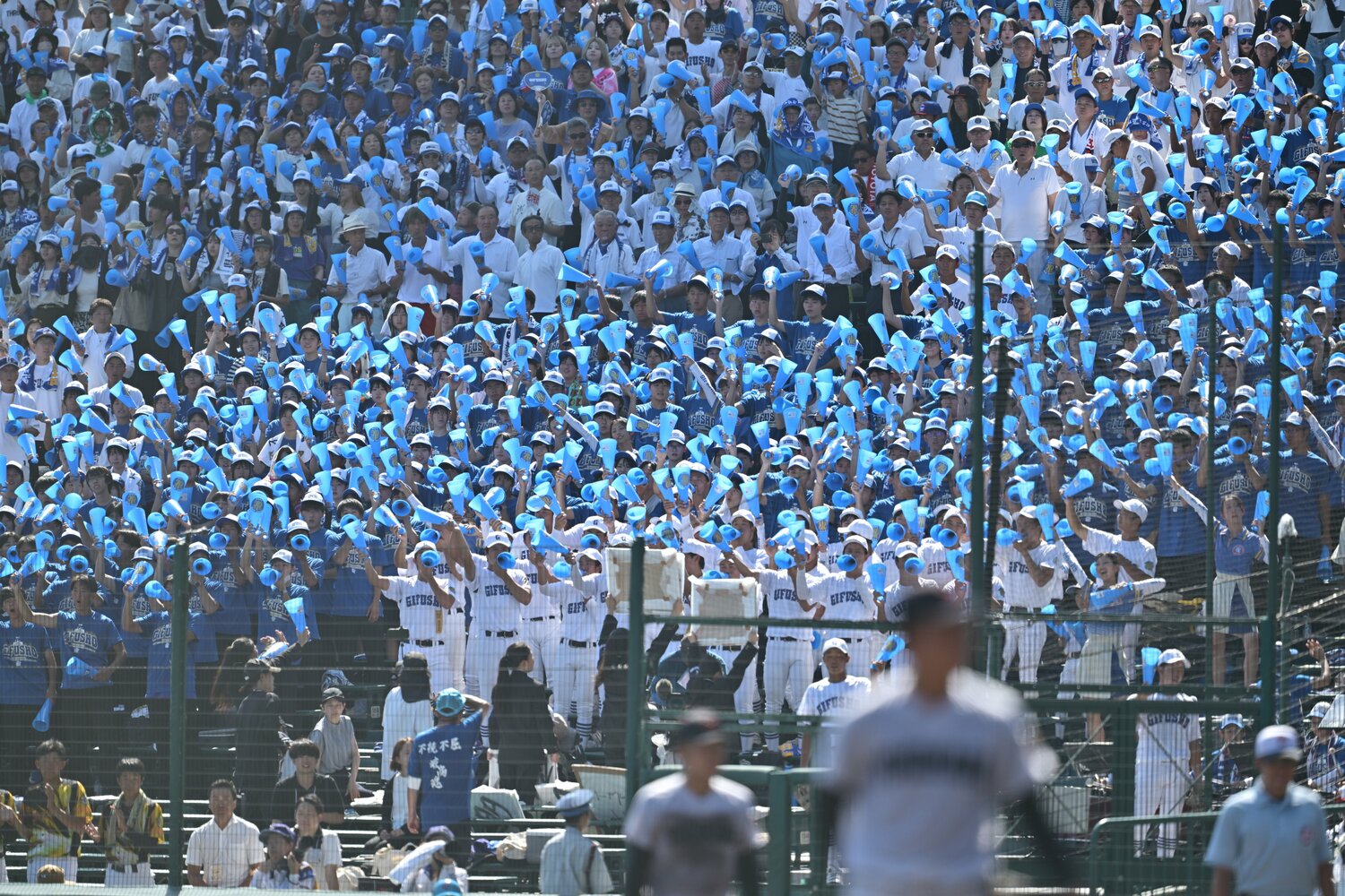 多くのOB・OGが応援に駆けつけた県岐阜商のアルプス席　©Hideki Sugiyama