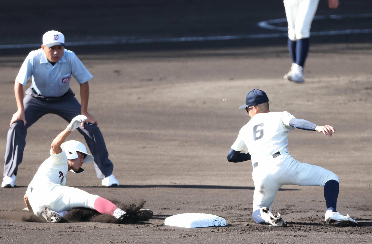 神村学園戦で盗塁を決める筋田　©Sankei Shimbun