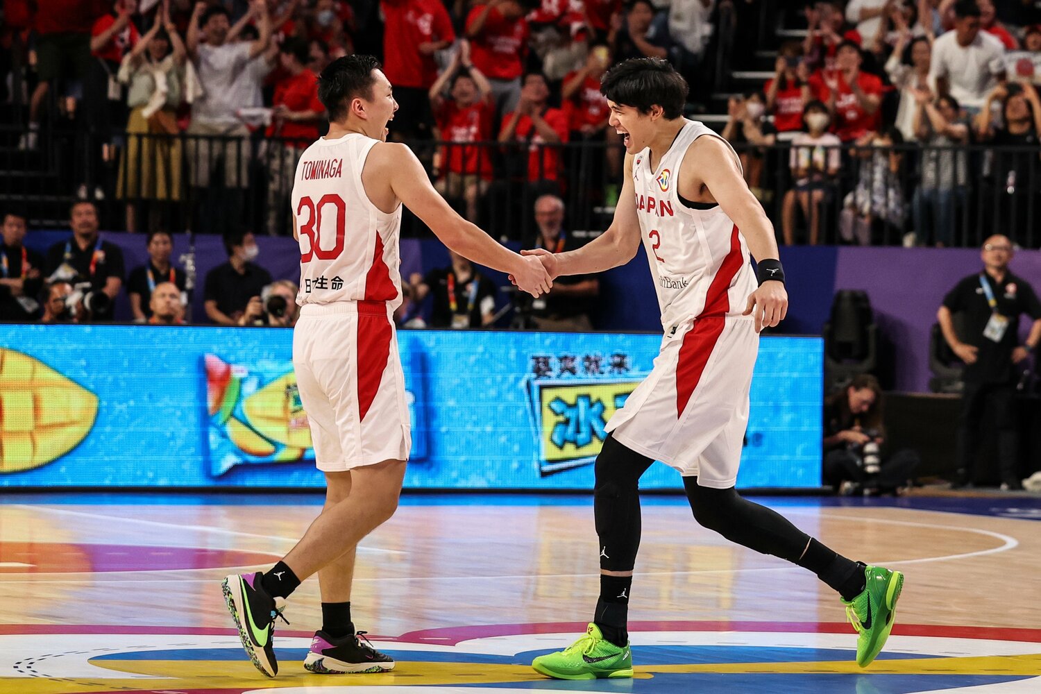 渡邊雄太（右）と握手を交わす富永　©Getty Images