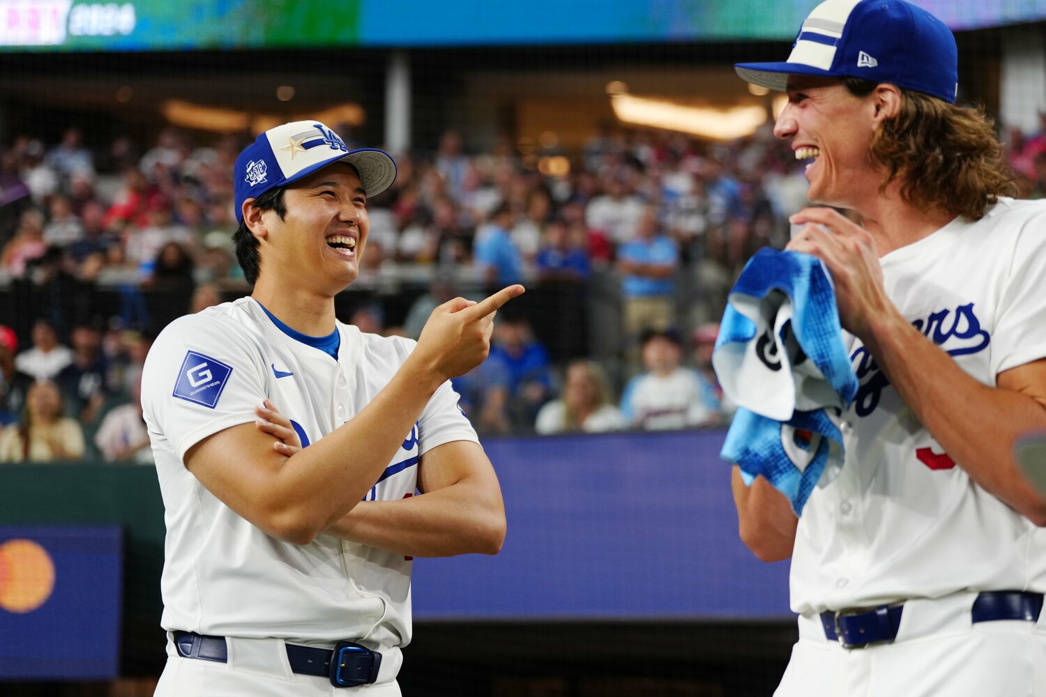 今年7月のオールスター。タイラー・グラスノー（31歳）と満面の笑みで話す大谷　©Getty Images