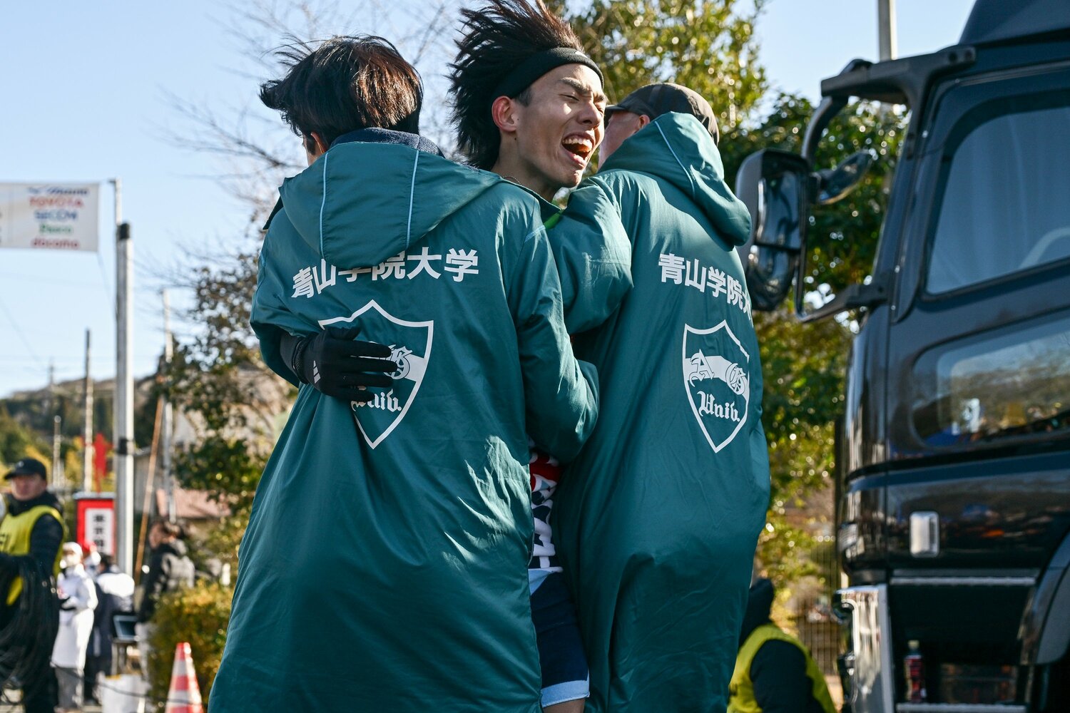 レース後、チームメイトの腕に飛び込む黒田 ©Nanae Suzuki