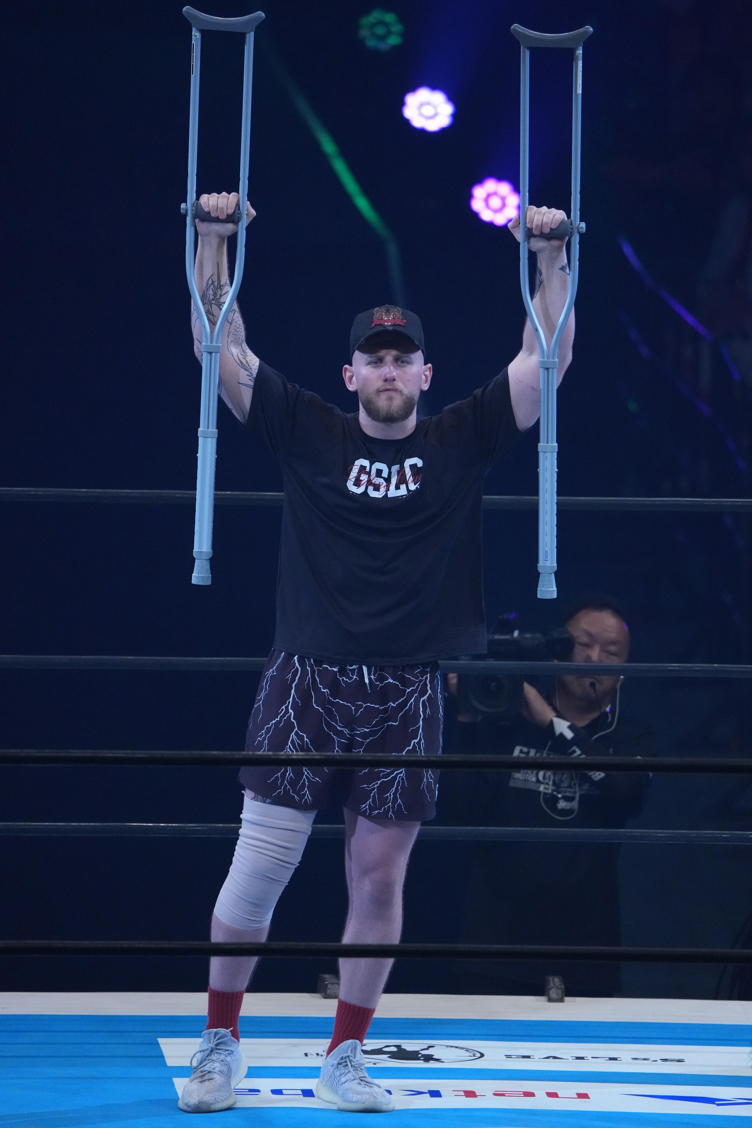 右ヒザを負傷したゲイブ・キッドは試合を欠場した。7月20日、札幌・北海きたえーる　©Essei Hara