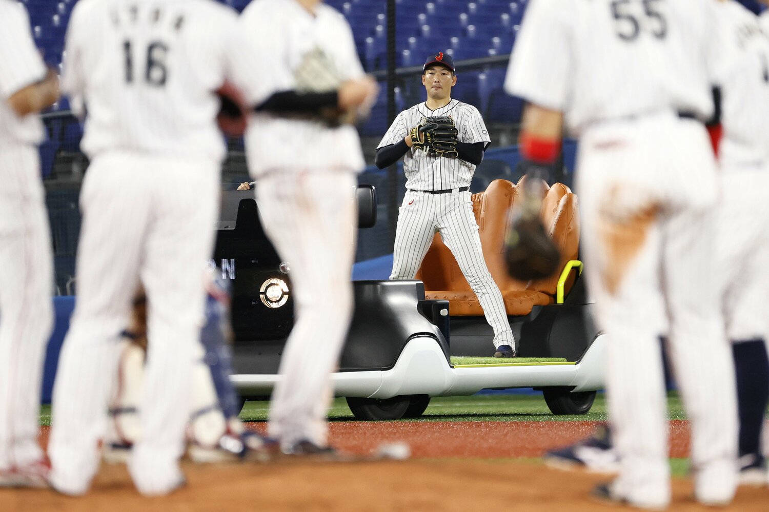 リリーフカーからマウンドに向かう岩崎　©️Getty Images