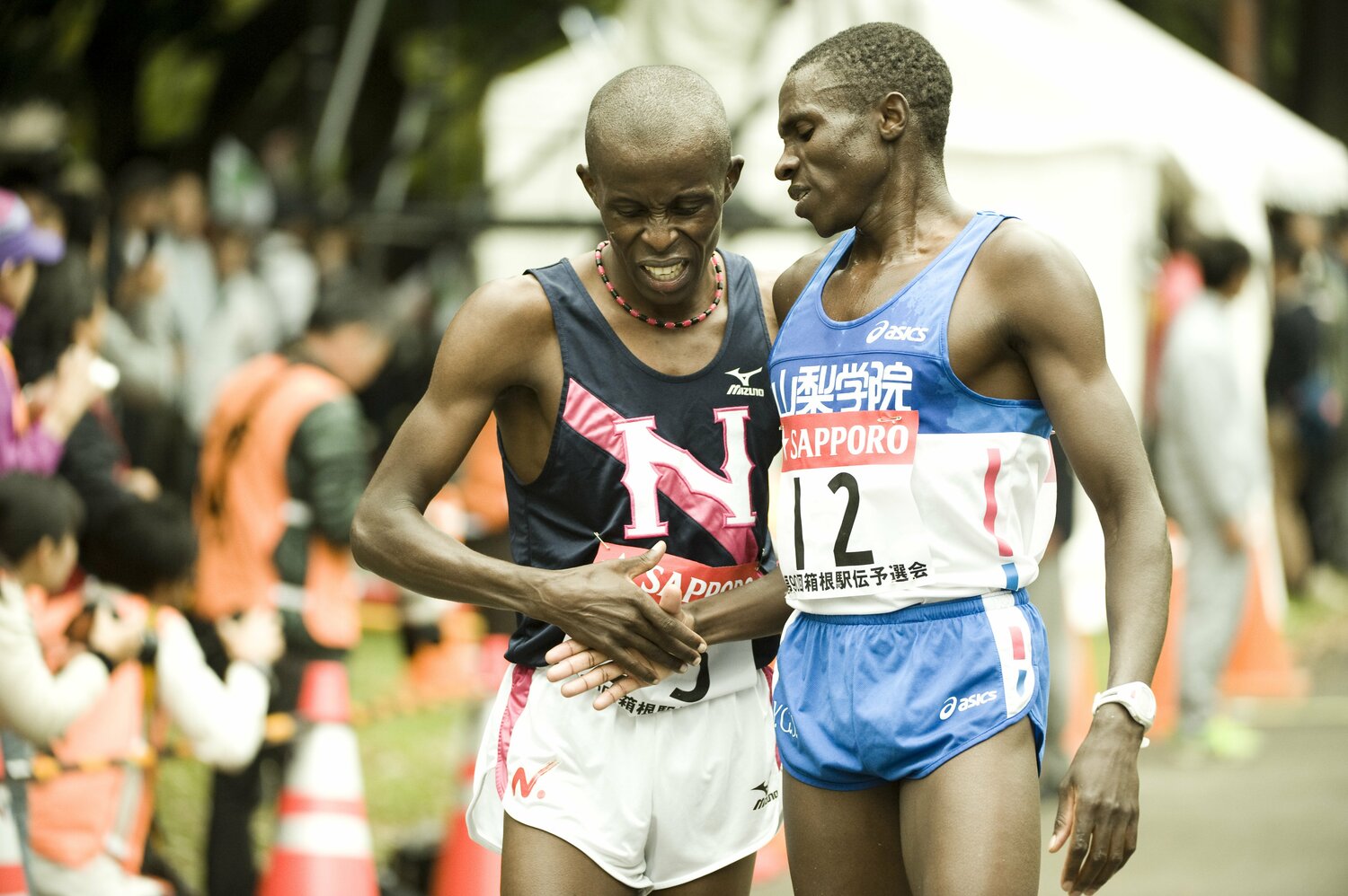 山梨学院大時代のエノック・オムワンバ。左はダニエル・ムイバ・キトニー（当時日本大）　©Miki Fukano 