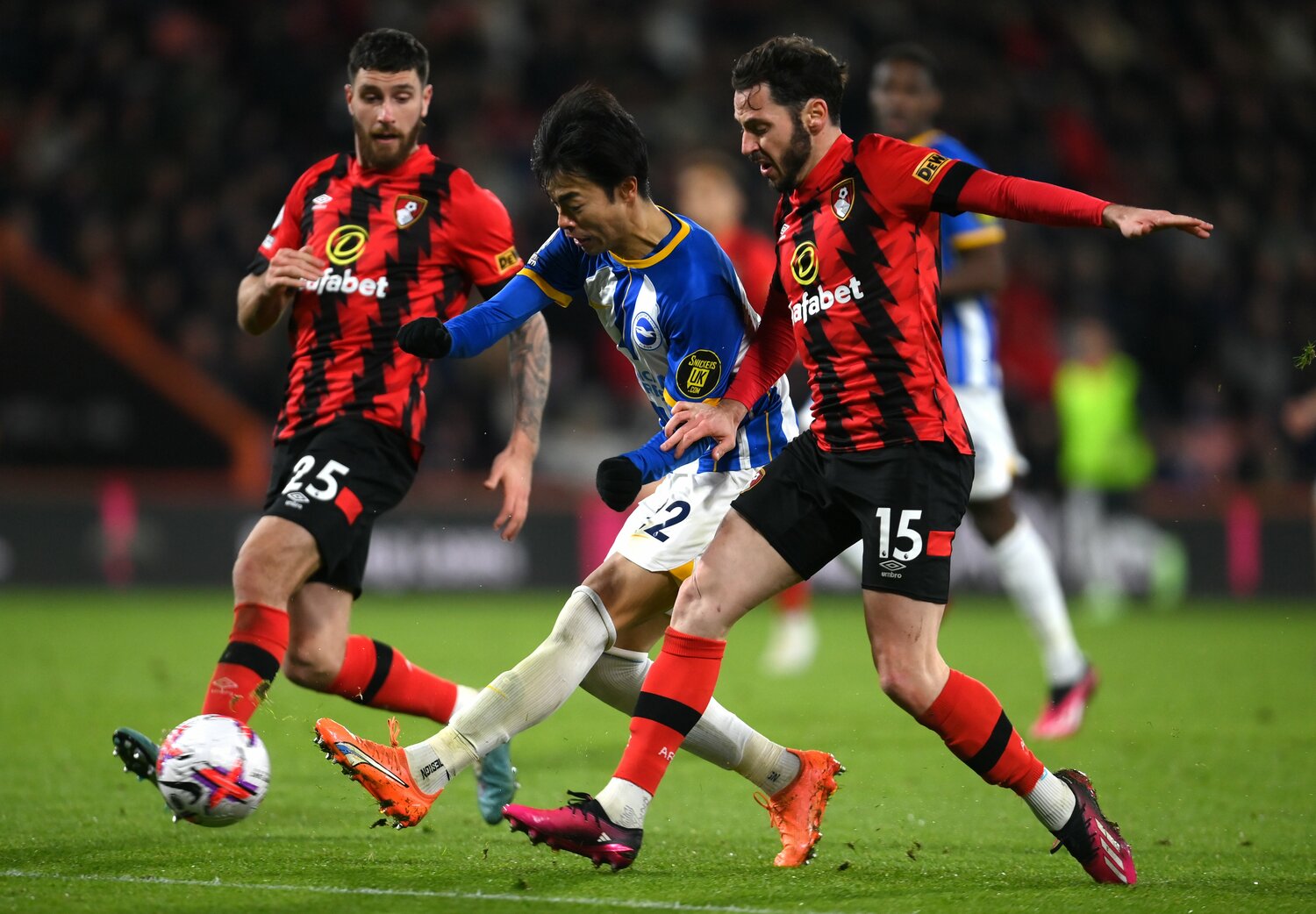 ボーンマス戦でマッチアップした相手右SBアダム・スミス。三笘は「球際の強い選手」と認める。そんななかでもファーガソンのゴールをアシスト。チームも2－0で勝利　©Getty Images