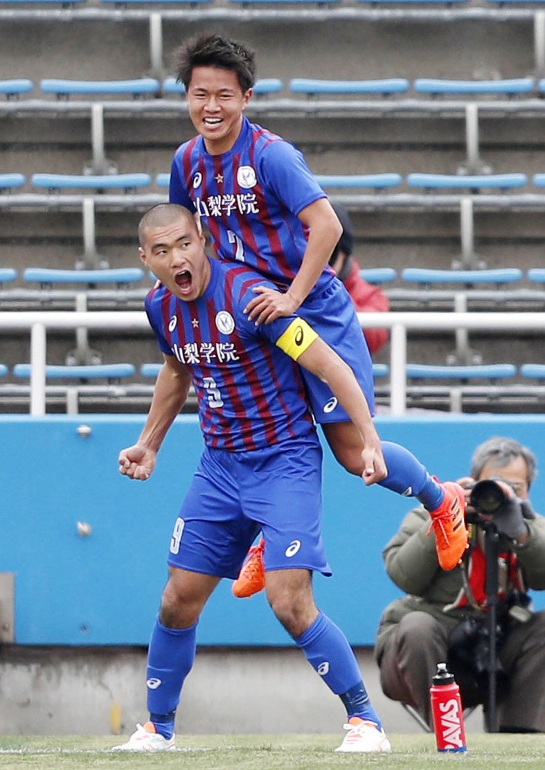 山梨学院高時代の加藤（左）。丸坊主姿が印象的だった