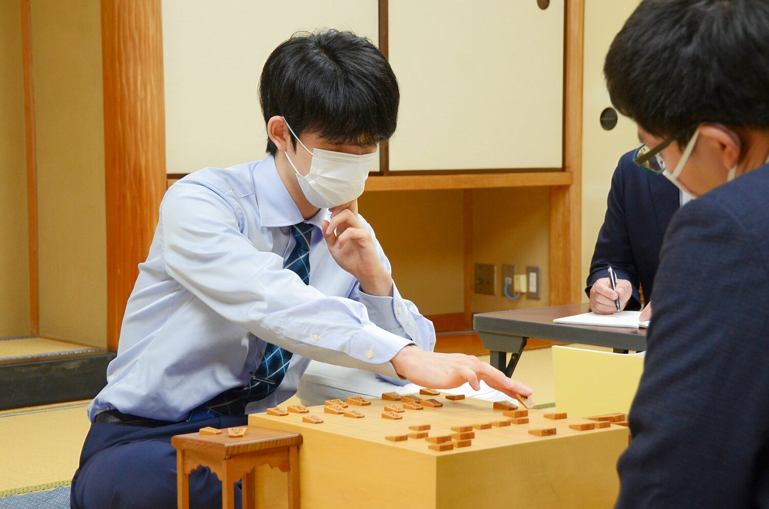 第34期竜王戦挑戦者決定戦第2局の藤井三冠　©日本将棋連盟