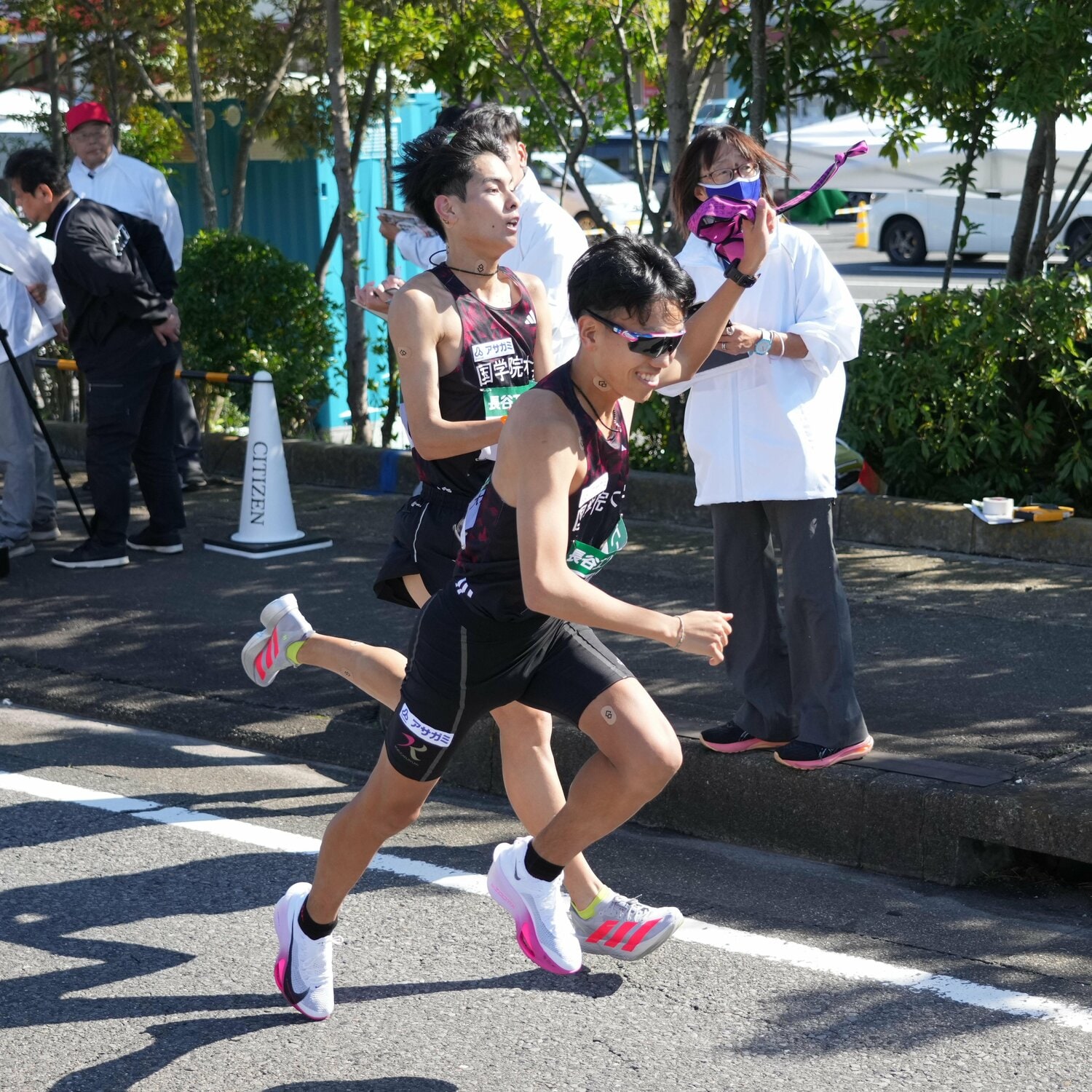 5区・野中（2年）から襷を受け取る山本（4年）　©JIJI PRESS