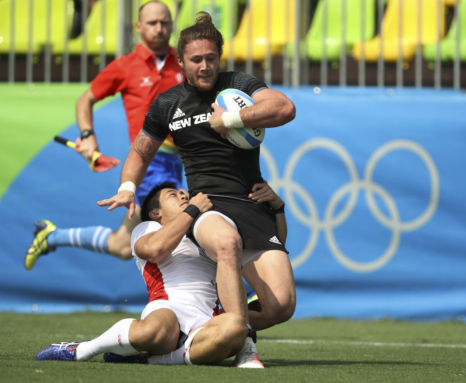 ニュージーランド代表のギリース・カカを止める福岡堅樹　©︎REUTERS/AFLO