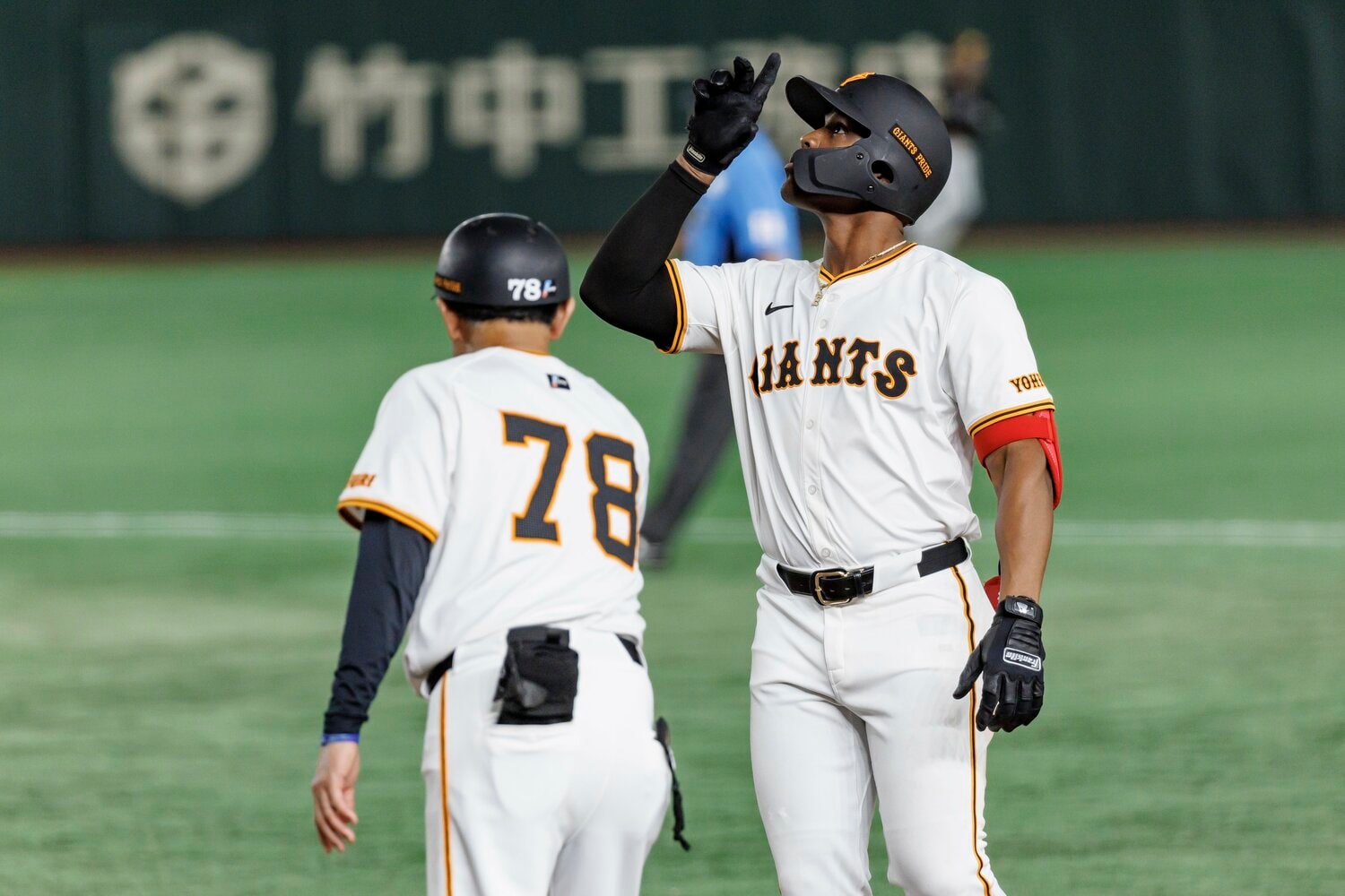 ヒットを放ち一塁ベース上で天を指すポーズのヘルナンデス　©︎Kiichi Matsumoto