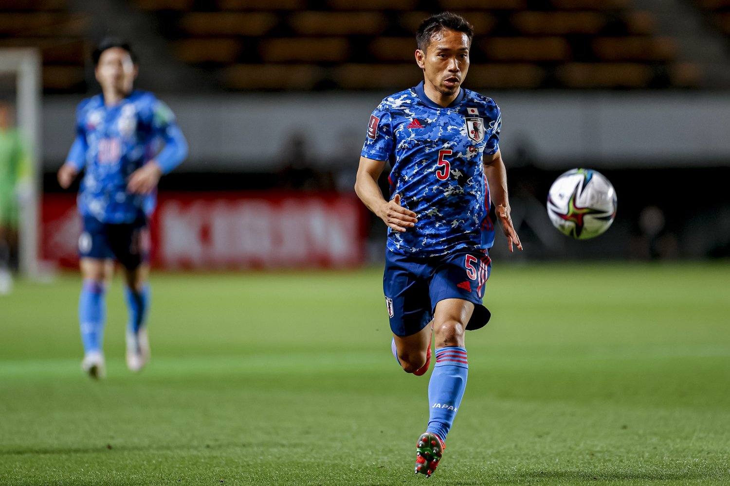 終始アグレッシブなプレーを見せた長友佑都　©JMPA