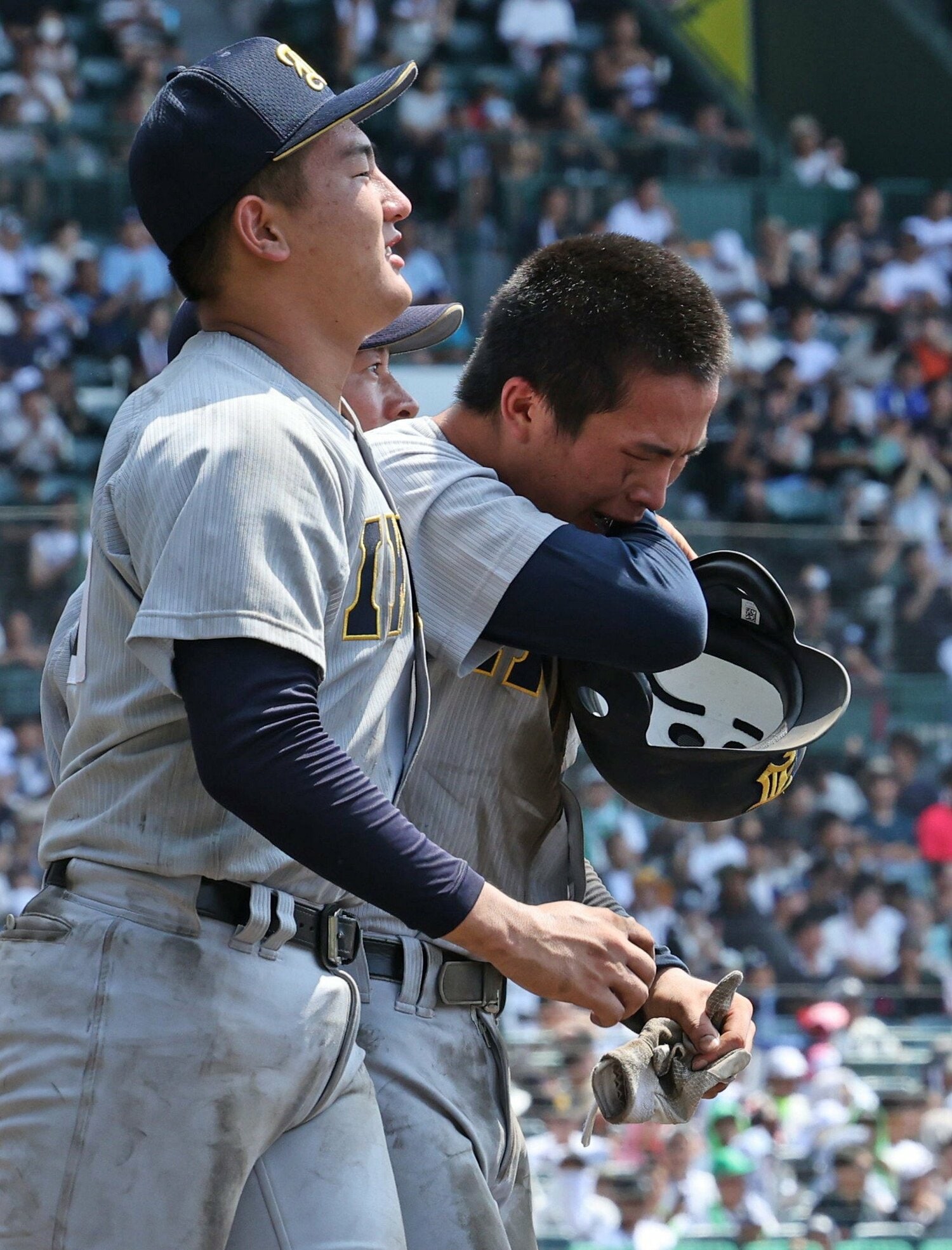 沖縄尚学に敗れ、涙する吉川陽大 ©︎JIJI PRESS