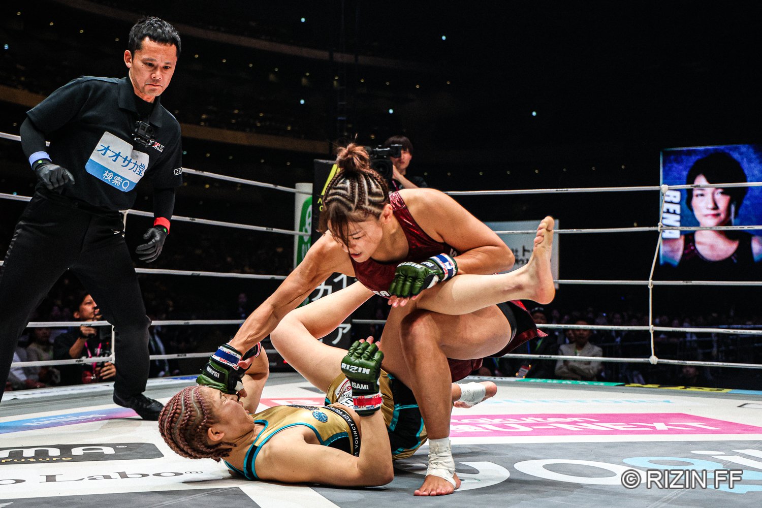 ダウンした伊澤に追撃を試みるRENA　©RIZIN FF