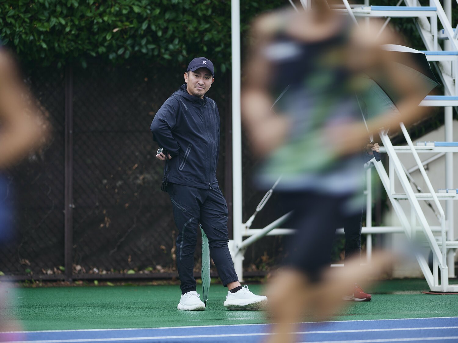 練習を見守る保科コーチ　©Yuki Suenaga