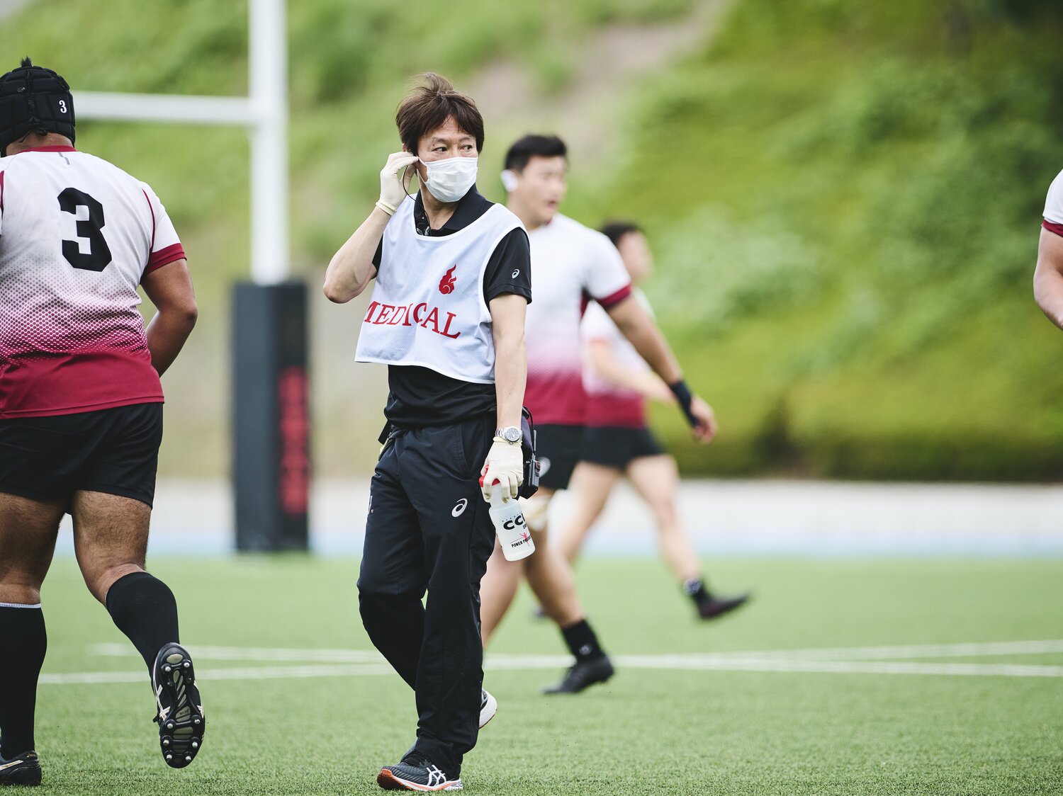 今日は暑かった。試合中、中央に集まって水分補給をする選手たちを見て回って、異変がないかなどをしっかり確認する