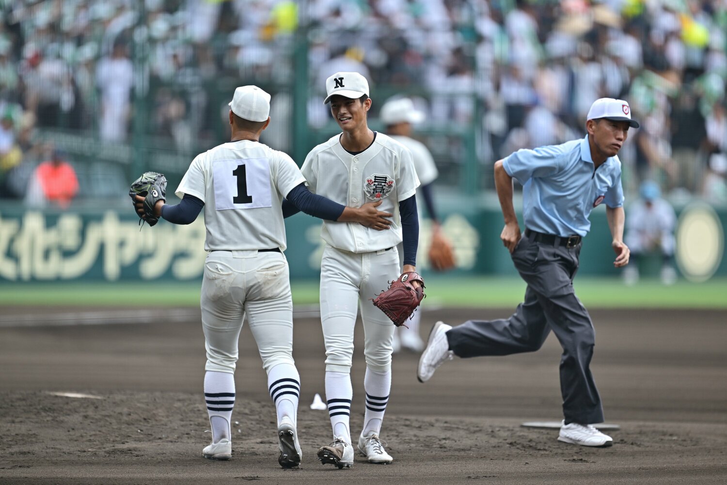 決勝戦、日大三の近藤（背番号1）が登場したのは6回　©Hideki Sugiyama