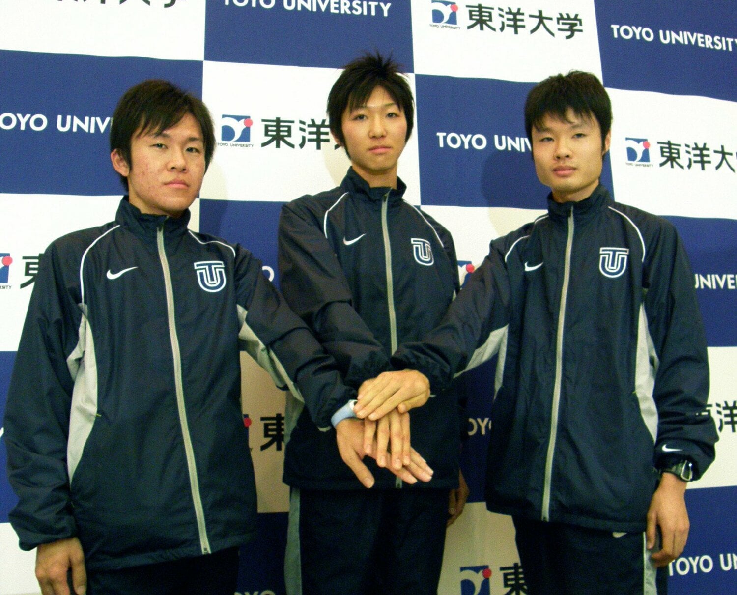 連覇へ意気込む東洋大の(左から)釜石慶太主将、工藤正也駅伝主将、エースの柏原竜二(2009年12月)©︎KYODO