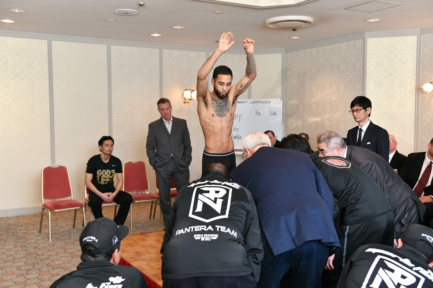 前日計量でネリの「2.3kgオーバー」が告げられると、山中慎介は怒りをあらわにした　©Hiroaki Yamaguchi/AFLO