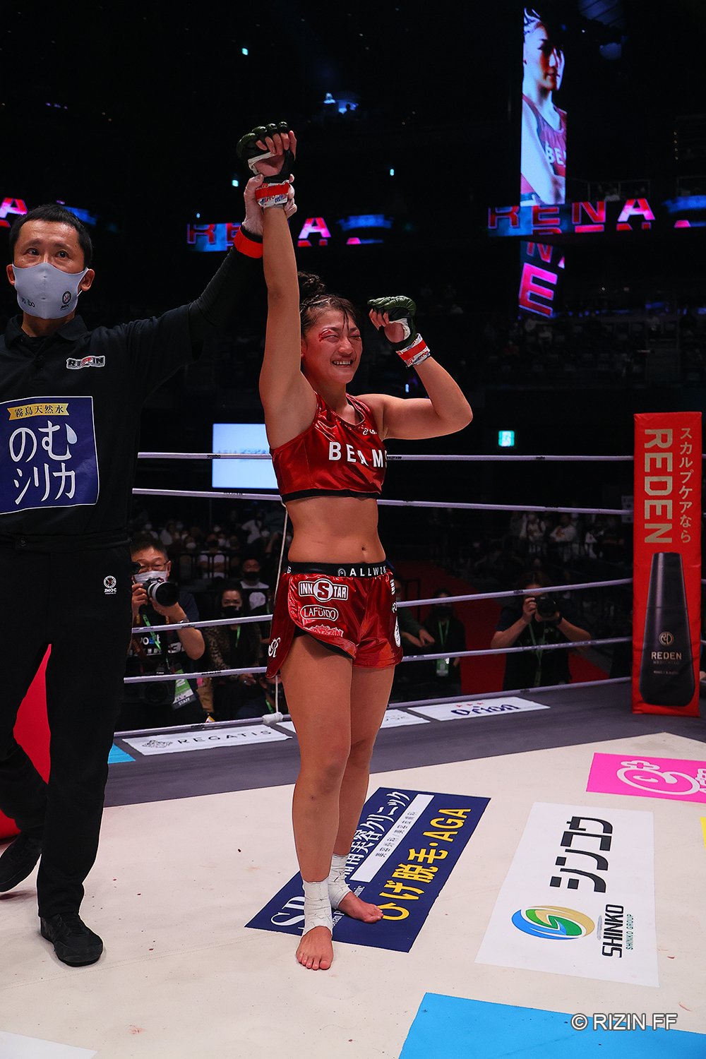美憂の打撃で顔面から出血しながらも勝利を収めたRENA　©RIZIN FF