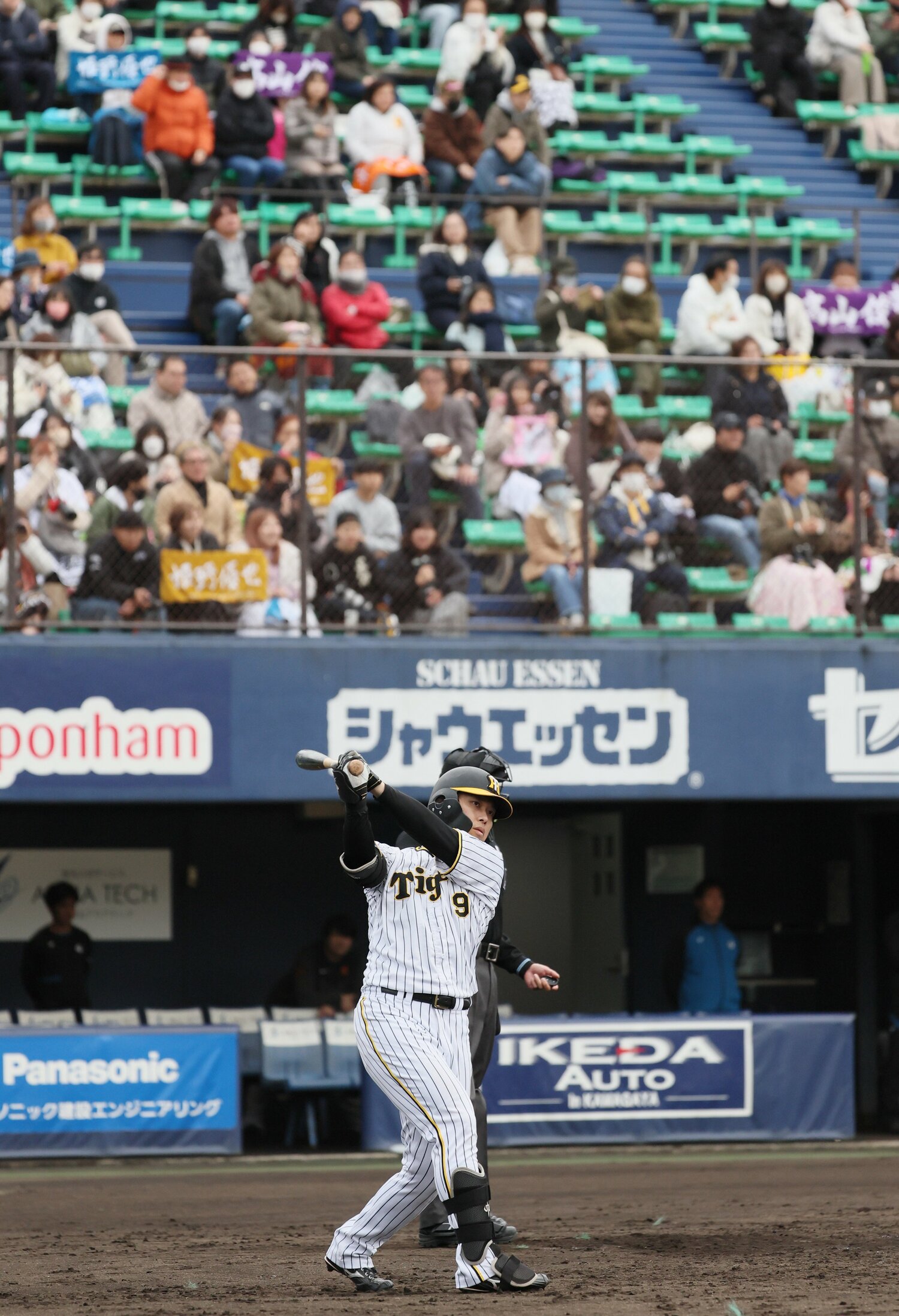 2023年11月、トライアウトの打席に入る高山　©JIJI PRESS