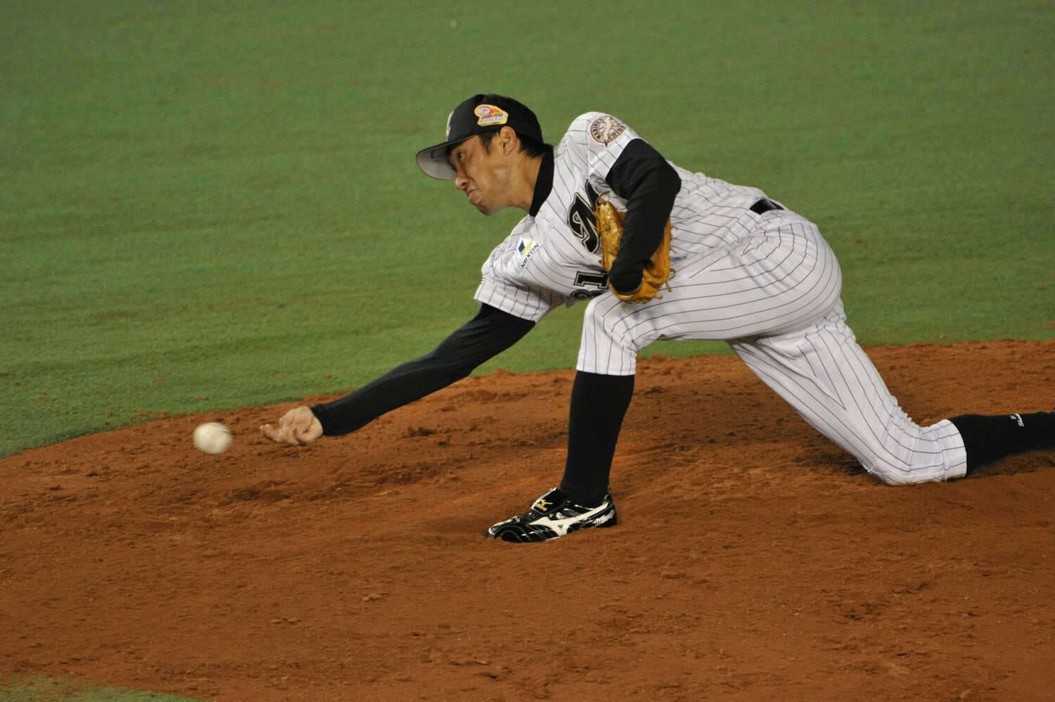 ロッテで球界屈指のサブマリンとして活躍した父・俊介さん。フォームは似てる? ©︎BUNGEISHUNJU